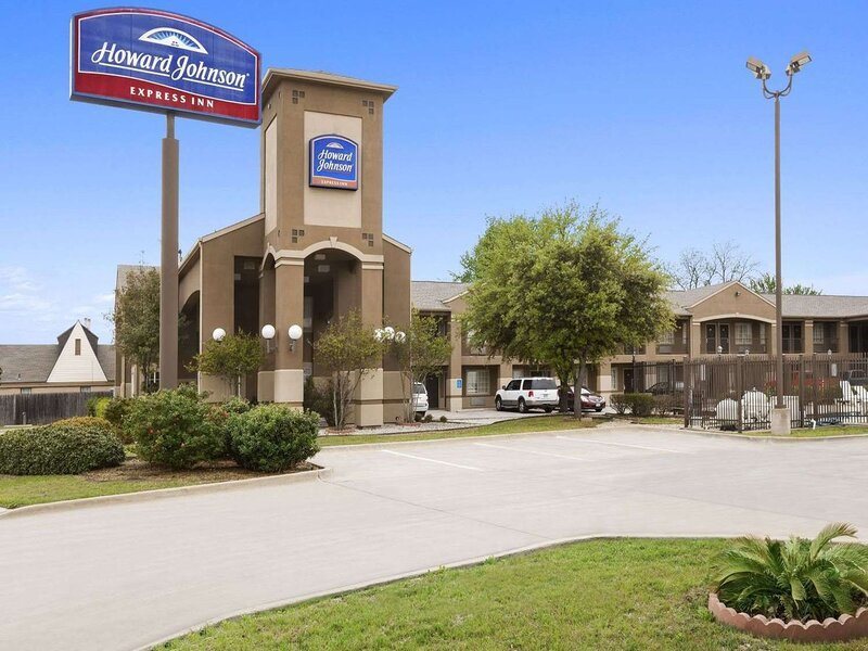 Howard Johnson by Wyndham Grand Prairie Near Lone Star Park - photo 3
