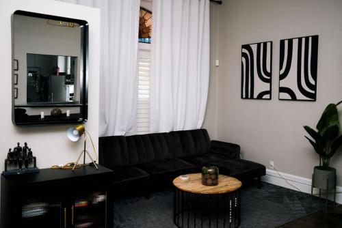 Top 1 Rated 4BR Lincoln Park House King Bed — 4-Star Luxury Hotel in Chicago, United States