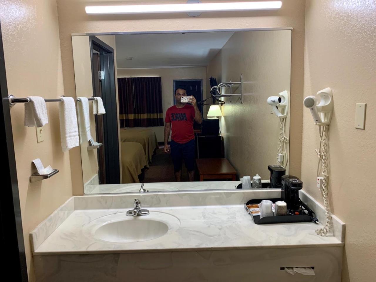 Owensville Motor Inn - photo 2