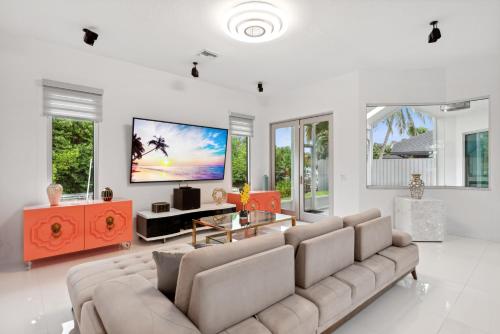 Luxury Modern Waterfront House in BEST Location King Bed Suite & Close to Beach — 4-Star Luxury Hotel in West Palm Beach, United States