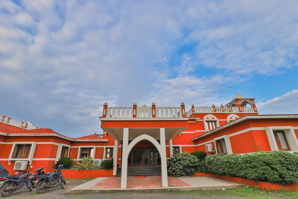 OYO 16909 Aum Health Resort in Vadodara, India