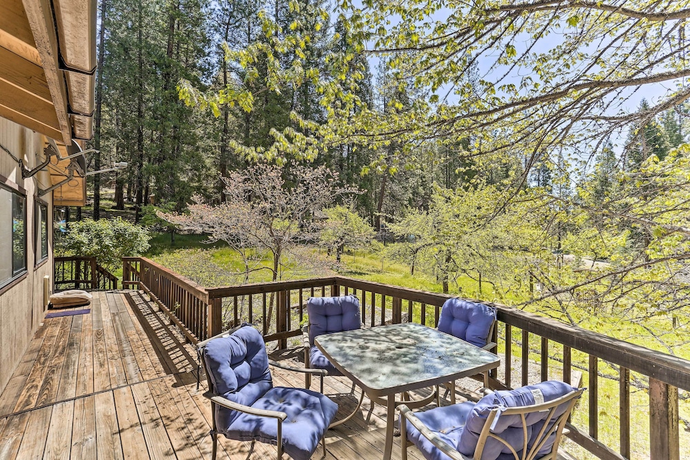Vibrant Weaverville Escape With Deck And Creek — Weaverville