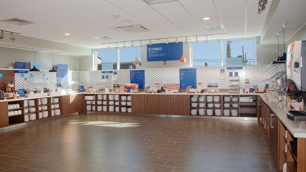 Holiday Inn Express & Suites Panama City Beach Beachfront by IHG - photo 77