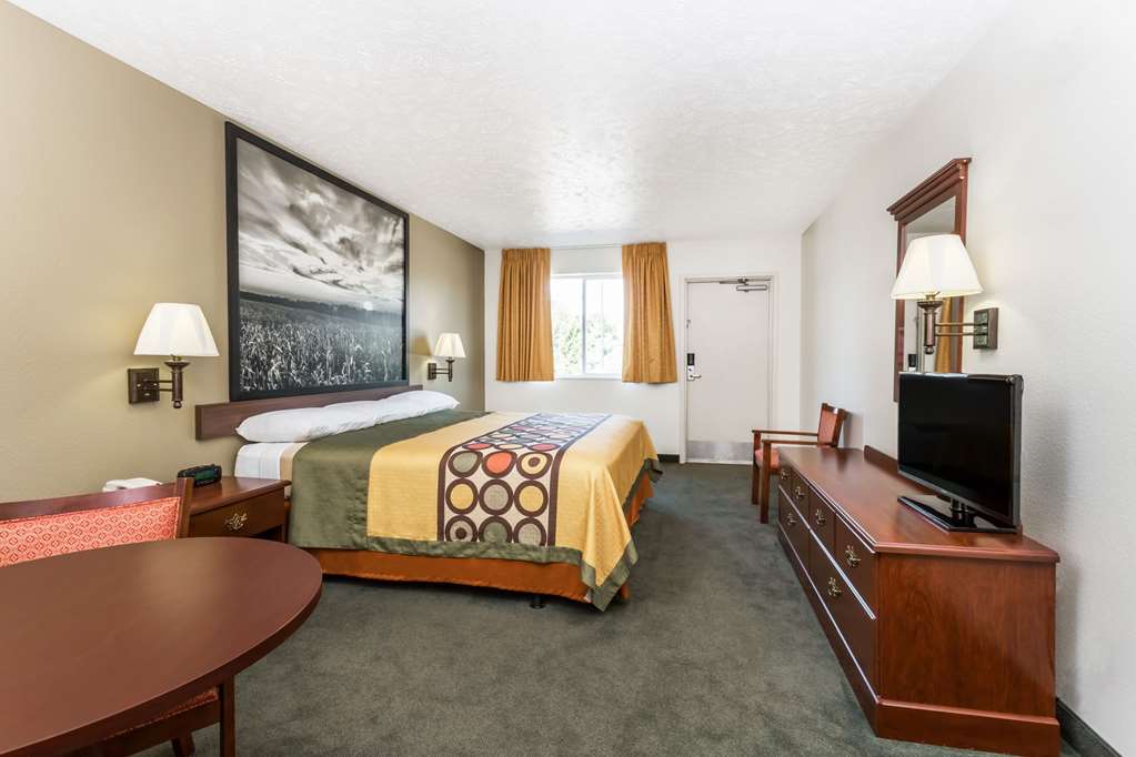 Super 8 by Wyndham Alma - photo 10