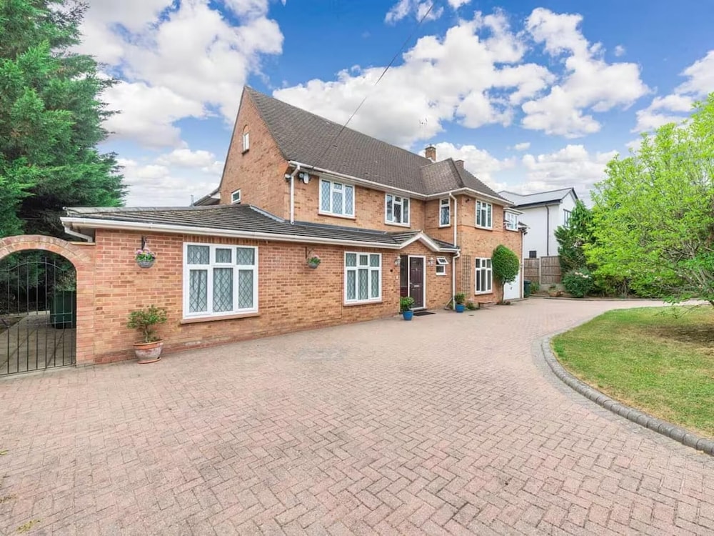 Luxury 6 bedroom house with parking Northwood — 4-Star Luxury Hotel in Northwood, United Kingdom