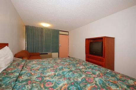 Econo Lodge - photo 8