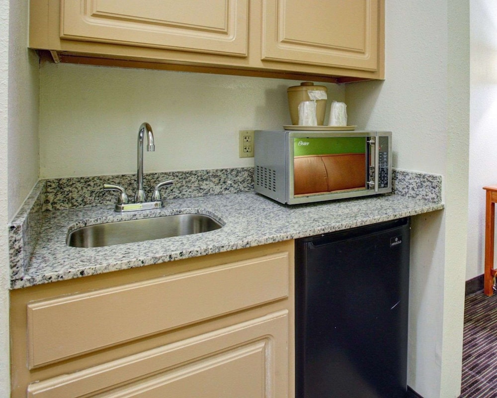Quality Inn & Suites Airport - photo 17