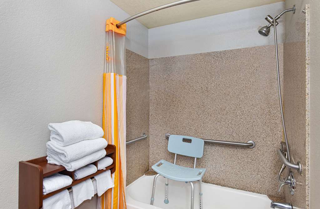 La Quinta Inn & Suites by Wyndham Bowling Green - photo 32