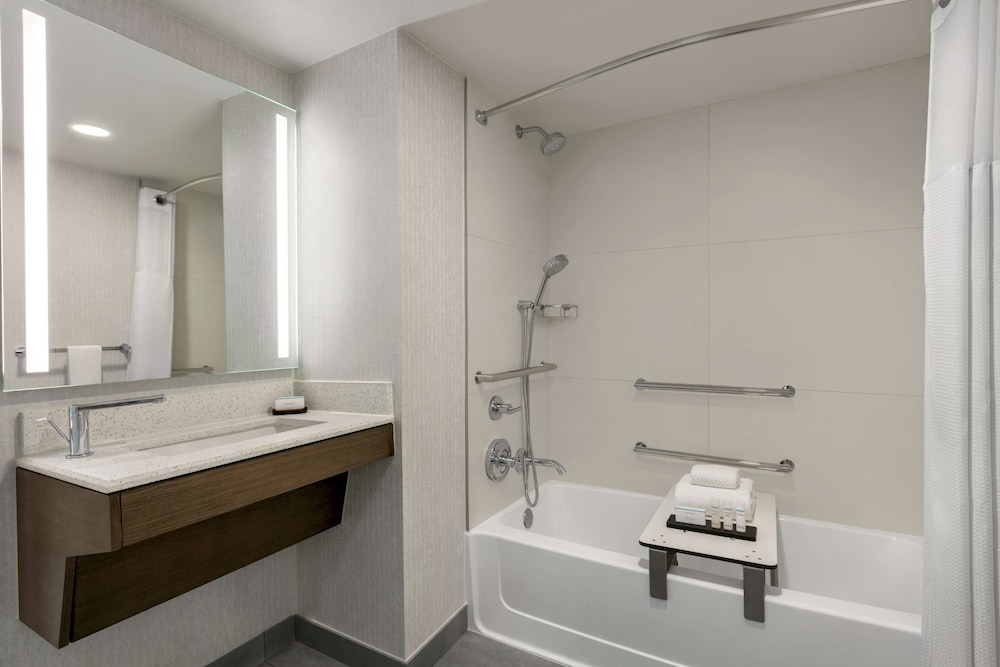Embassy Suites by Hilton Los Angeles Downey - photo 38