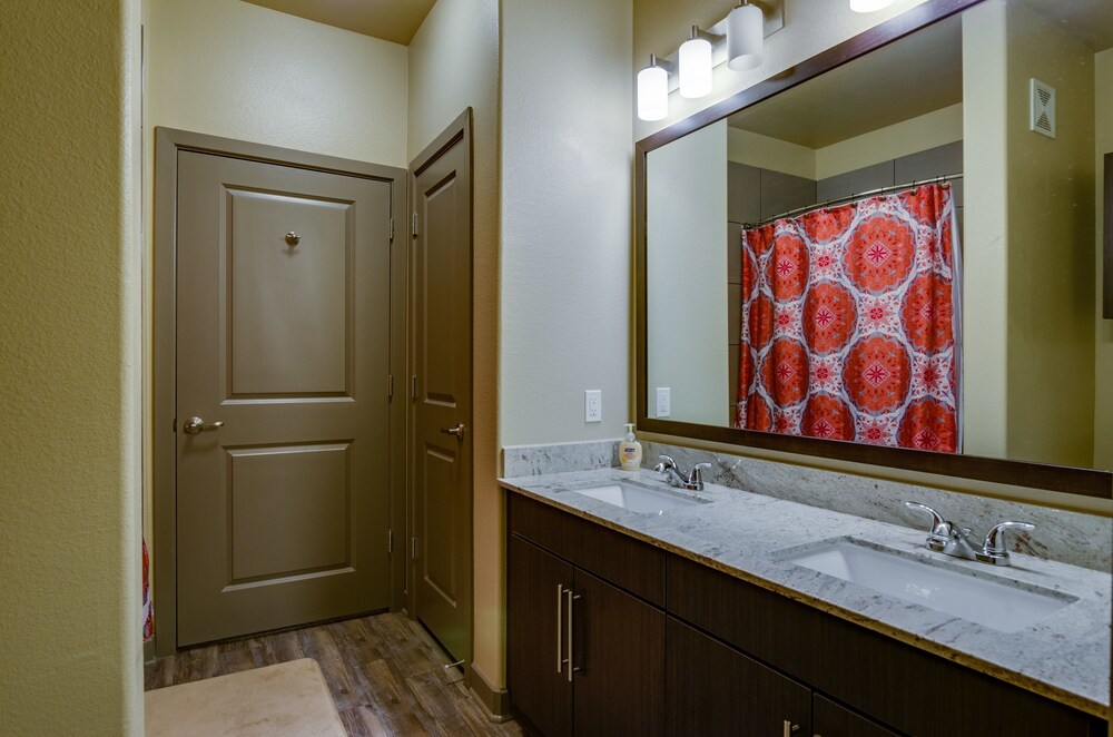 Stay Smart Live Oak St Uptown Downtown - photo 28