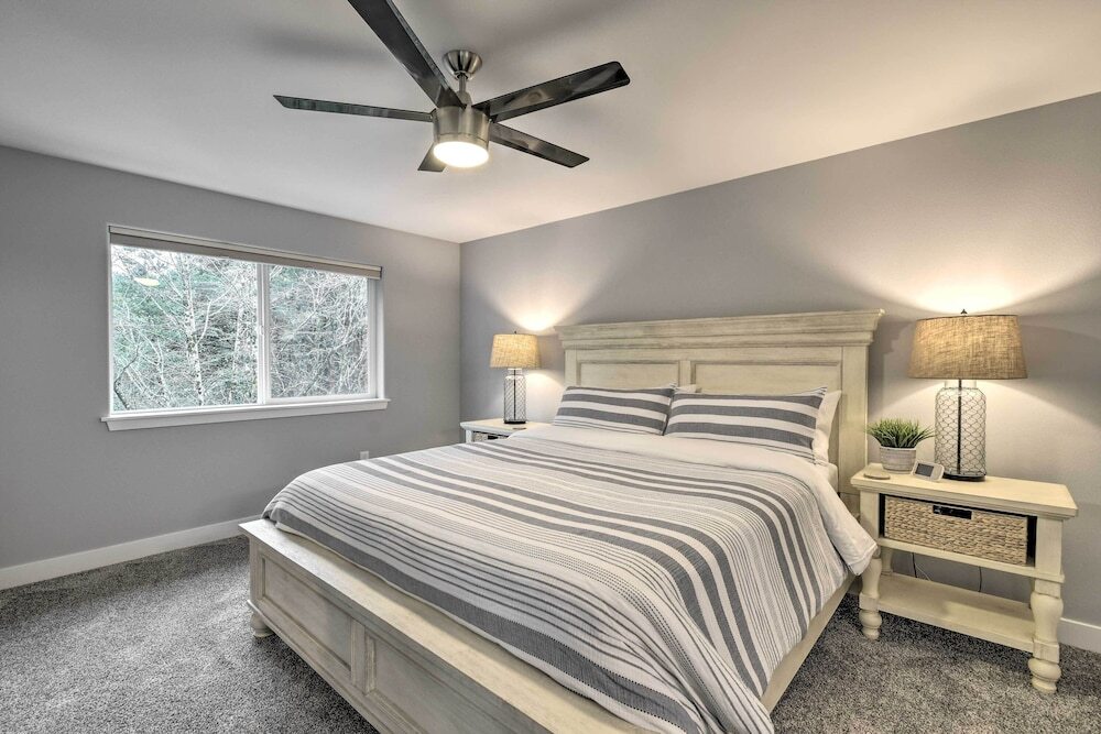 Beach Break Home with Hot Tub Walk to Beach — 4-Star Luxury Hotel in Westport, United States