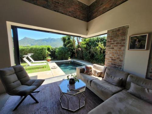 La Hacienda Modern Bright Stylish House With Private Pool — 4-Star Luxury Hotel in Cape Town, South Africa