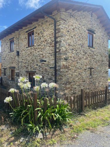 Casita Feliz Entre Montanas Y Cerca Del Mar — Trabada