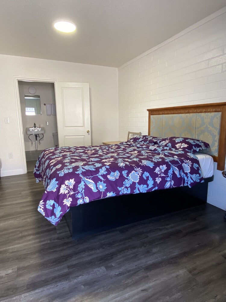Lucky Cuss Motel - photo 14