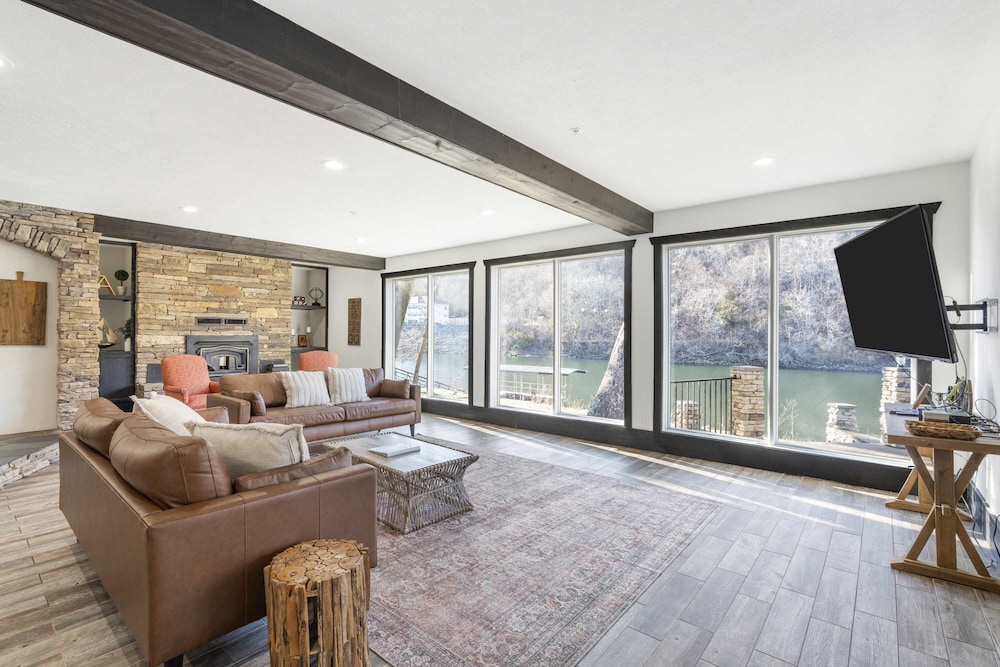 Foggy River Retreat For 16 in Hollister, United States