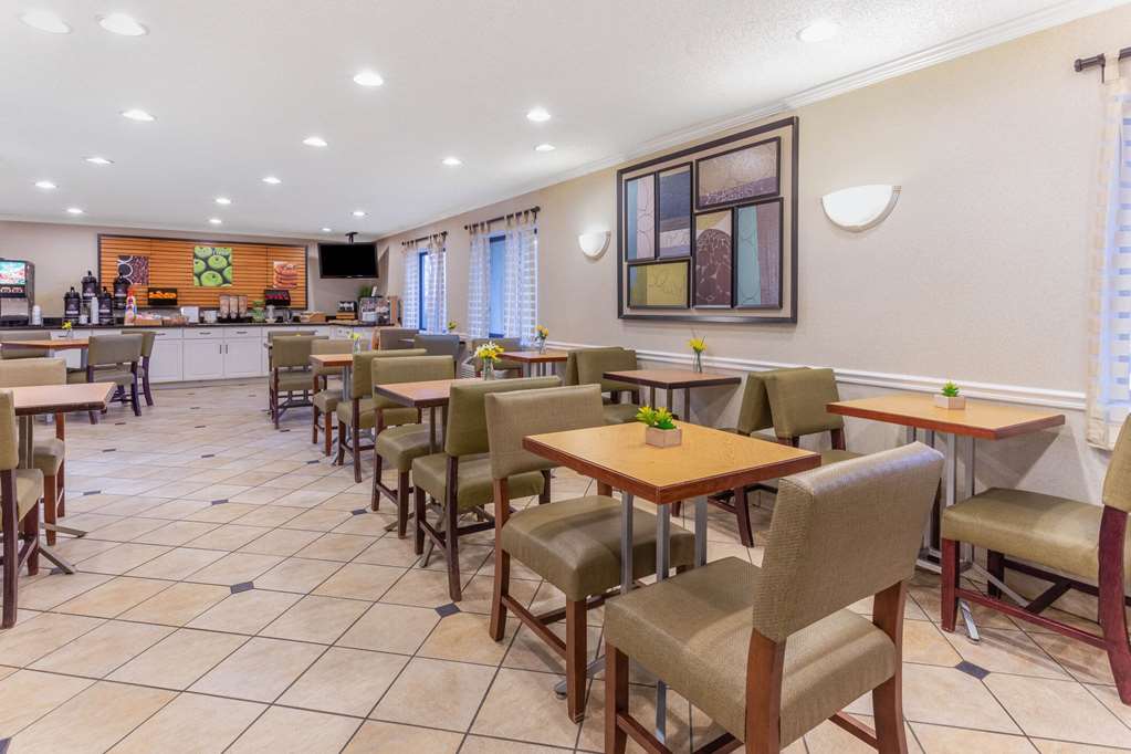 La Quinta Inn & Suites by Wyndham Chicago Gurnee - photo 45