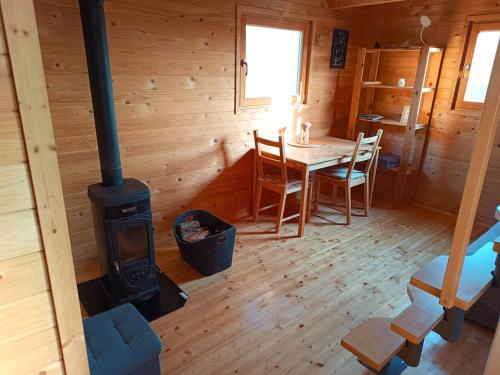 Jelenova lesena hiška in Unknown City, Slovenia