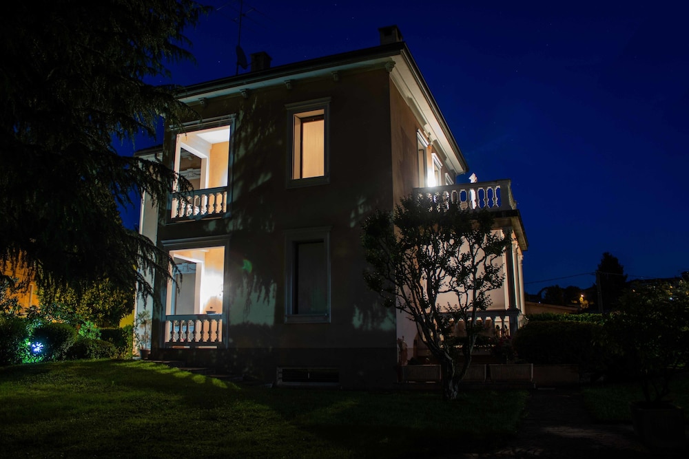 B&B Villa le Rondini — 4-Star Luxury Hotel in Castronno, Italy