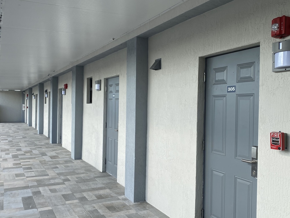 Hialeah Airport Motel - photo 9