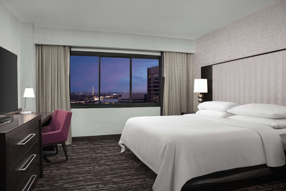 Embassy Suites by Hilton Crystal City National Airport - photo 2