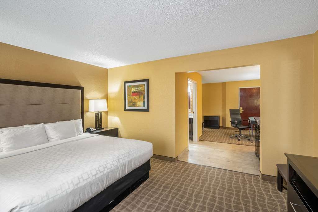 La Quinta Inn & Suites by Wyndham Hot Springs - photo 40
