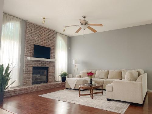 Bright & Cozy Broken Arrow Home — 4-Star Luxury Hotel in Broken Arrow, United States