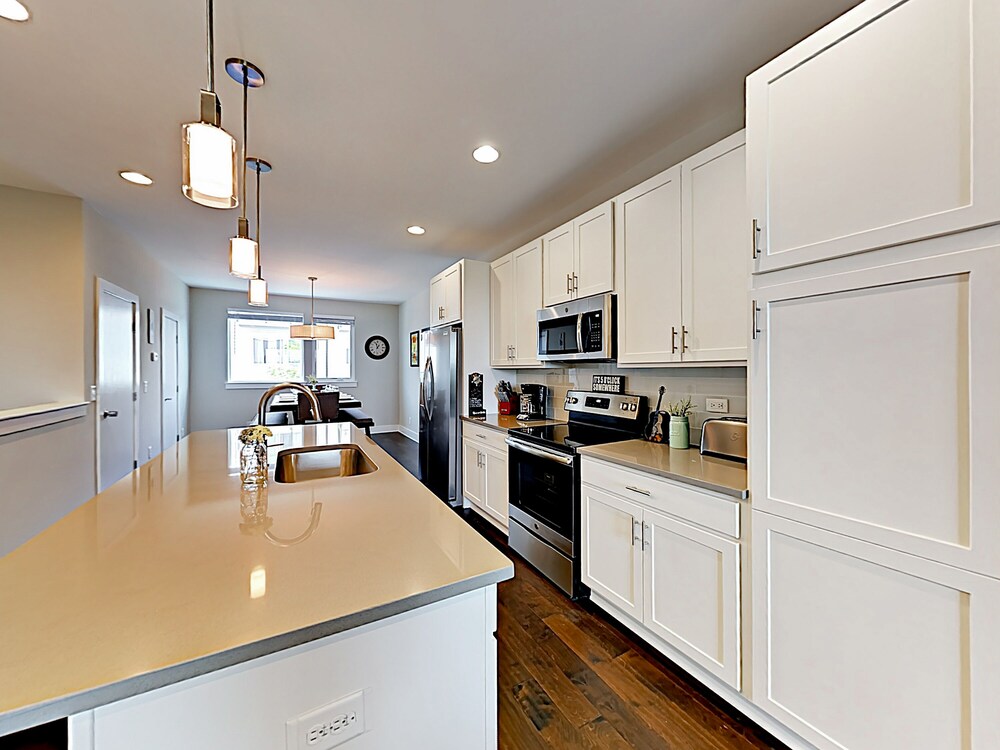 Visually Stunning 2BR 1.5BA Near Downtown Balcony w City View Nashville - photo 8