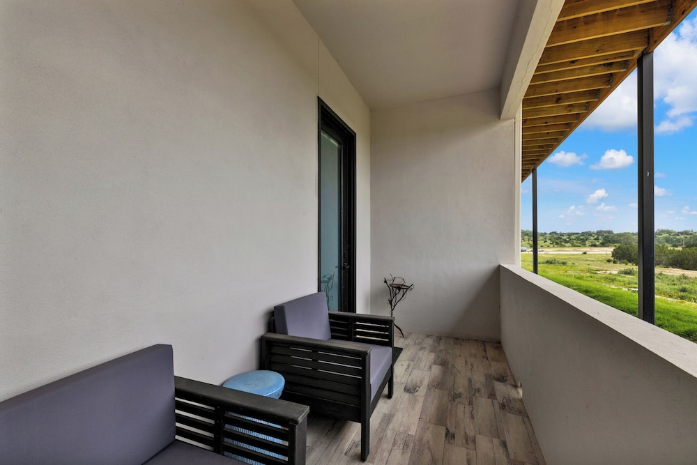 The Bentley Hotel Sinatra Room Hill Country View - photo 32