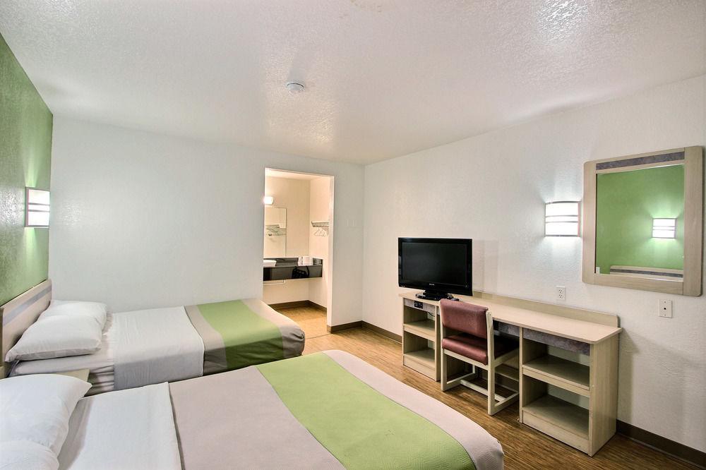 Motel 6 Milwaukee West Brookfield - photo 14
