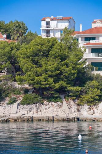 Apartment Razanj 15998c — 4-Star Luxury Hotel in Rogoznica, Croatia