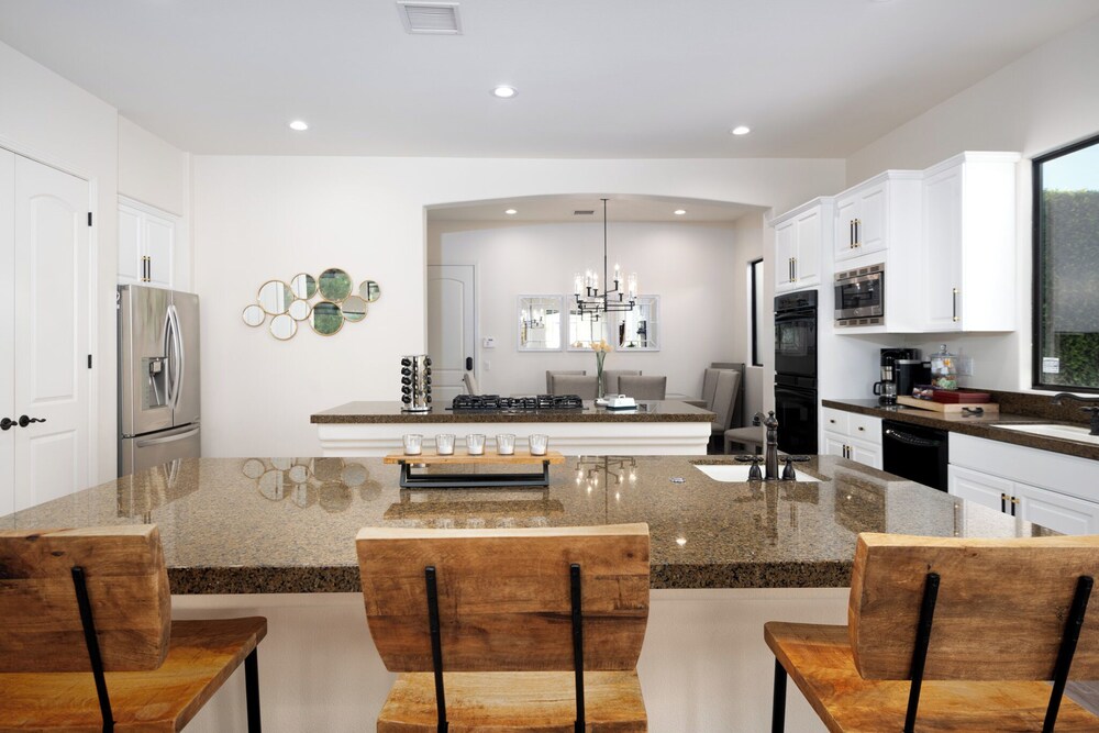 Luxury Resort Style Living w Pool & Jacuzzi - photo 11