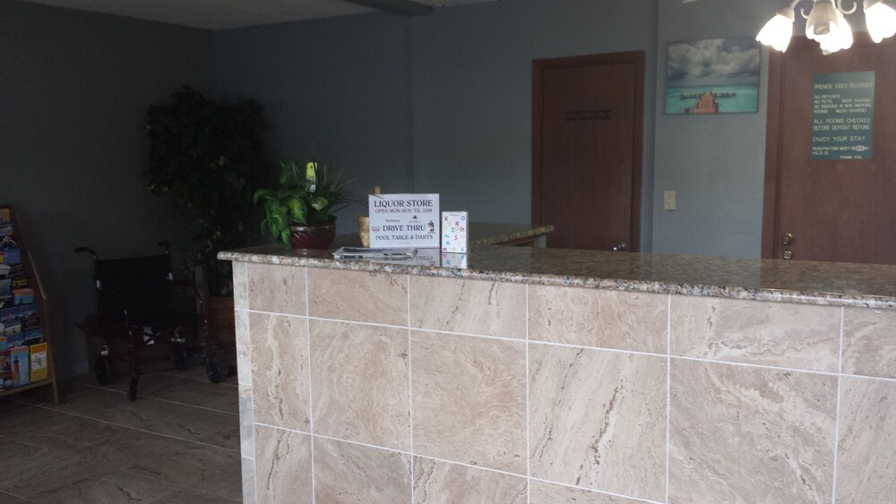 Airport Motor Inn Lounge Package Store - photo 2
