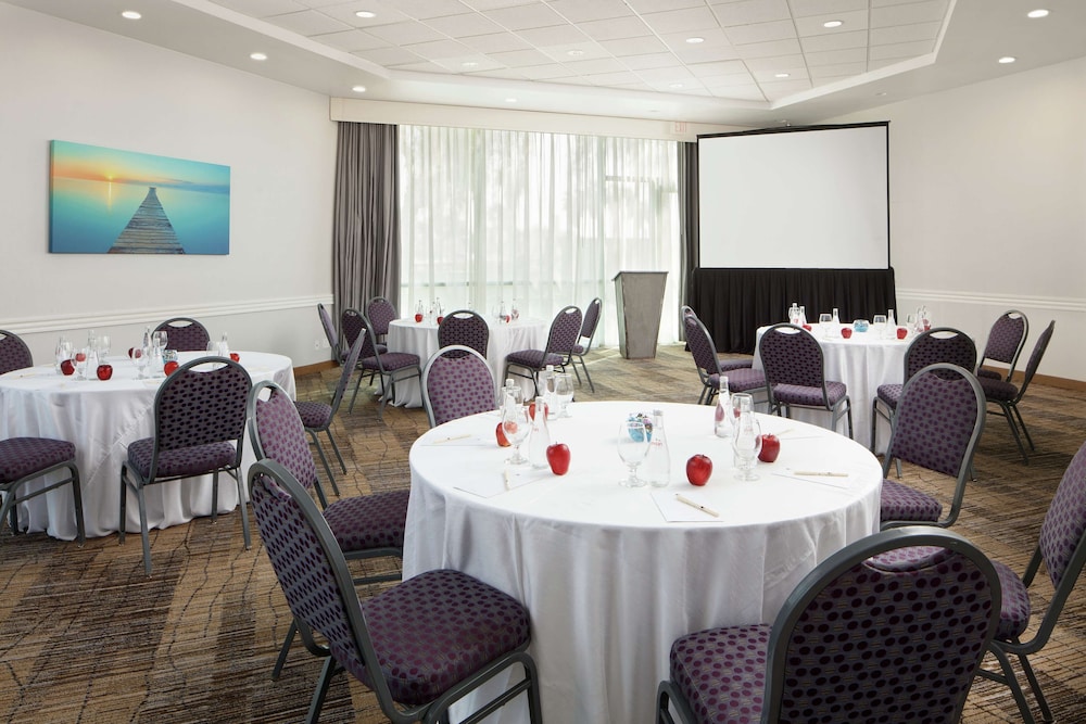 DoubleTree By Hilton San Diego Hotel Circle - photo 30