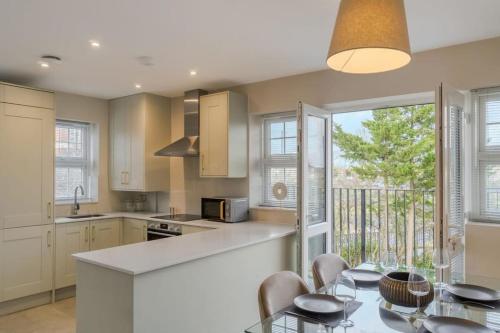 Stylish Windsor Getaway w Balcony Free Parking By Tempstay — 4-Star Luxury Hotel in Windsor, United Kingdom
