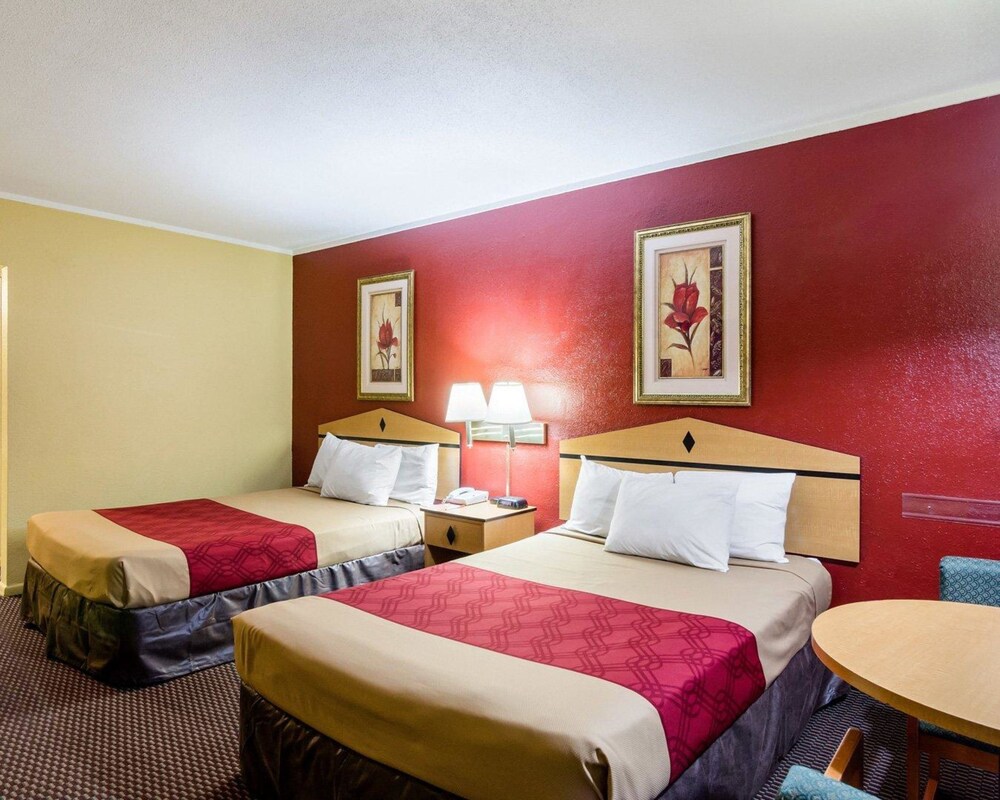 Econo Lodge Topeka Blvd. - photo 10