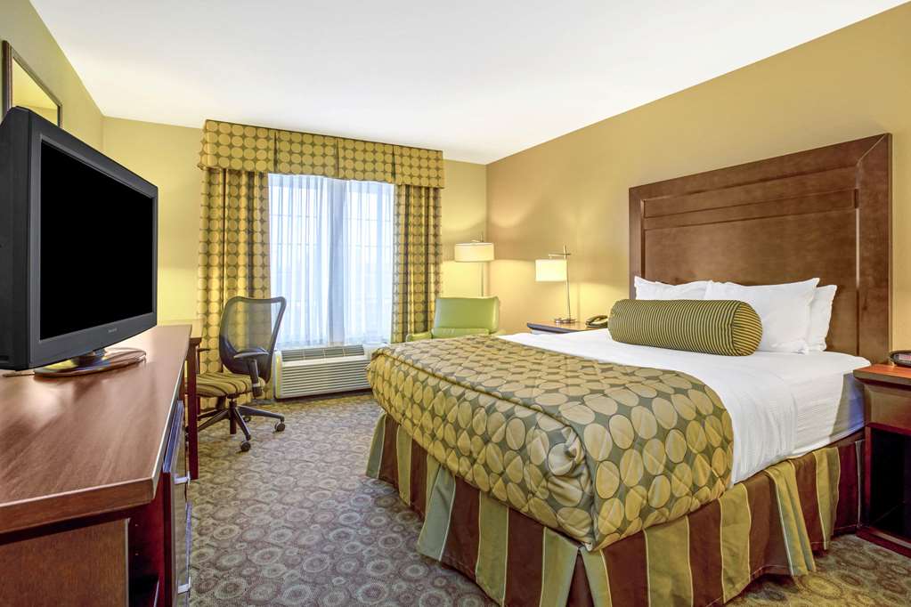 La Quinta Inn & Suites by Wyndham Dickinson - photo 17