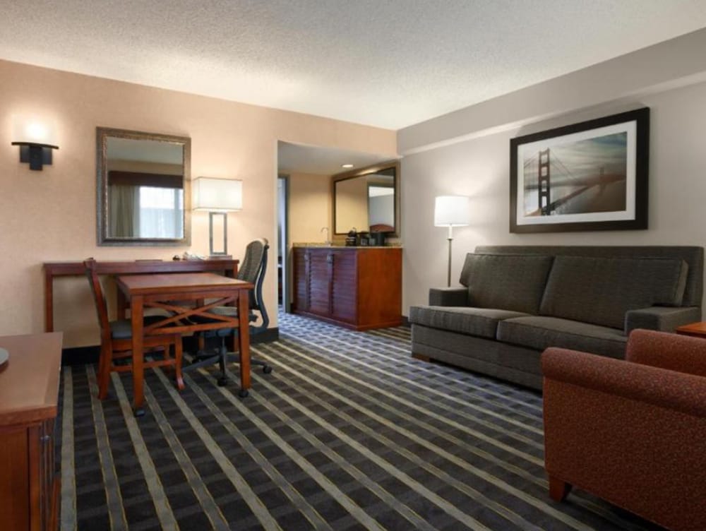 Embassy Suites by Hilton San Francisco Airport Waterfront - photo 9