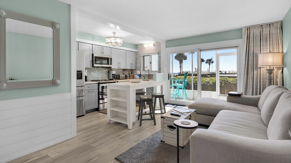 Sand Cliffs 108: Steps to Beach & Pool Access — 4-Star Luxury Hotel in Panama City Beach, United States