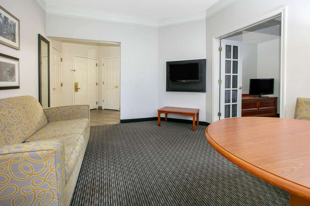 La Quinta Inn & Suites by Wyndham Dallas North Central - photo 20