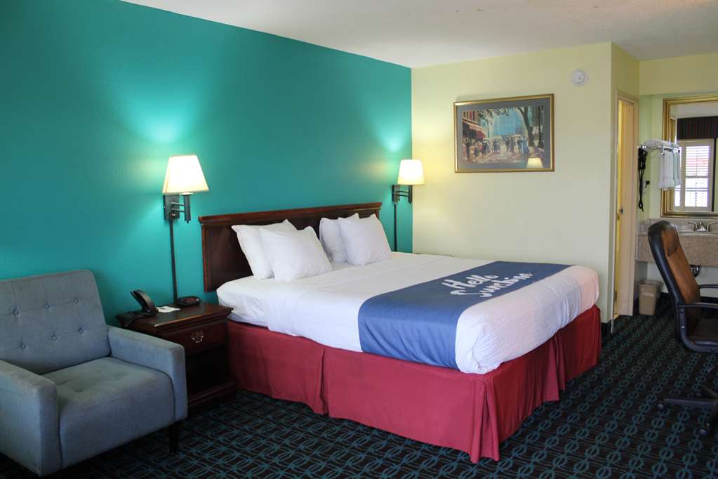 Days Inn by Wyndham Marianna - photo 27