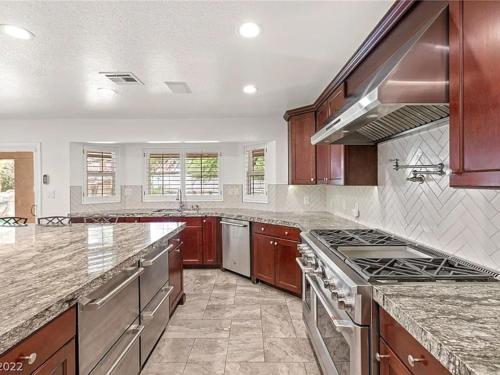 9 Bedroom Estate Close To The Strip