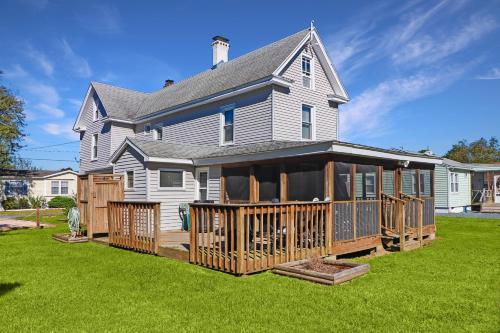 Blue Point Pet friendly with Outdoor shower in Chincoteague, United States