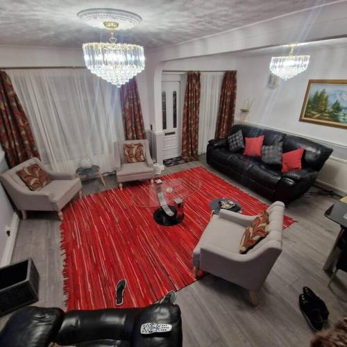 4 Bedroom Luxury Home with Garden in East London — 4-Star Luxury Hotel in Ilford, United Kingdom