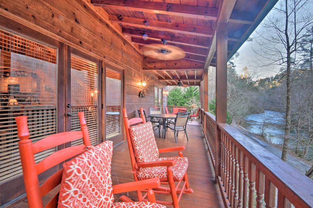 Riverside Ellijay Cabin with Hot Tub and Game Room — 4-Star Luxury Hotel in Ellijay, United States