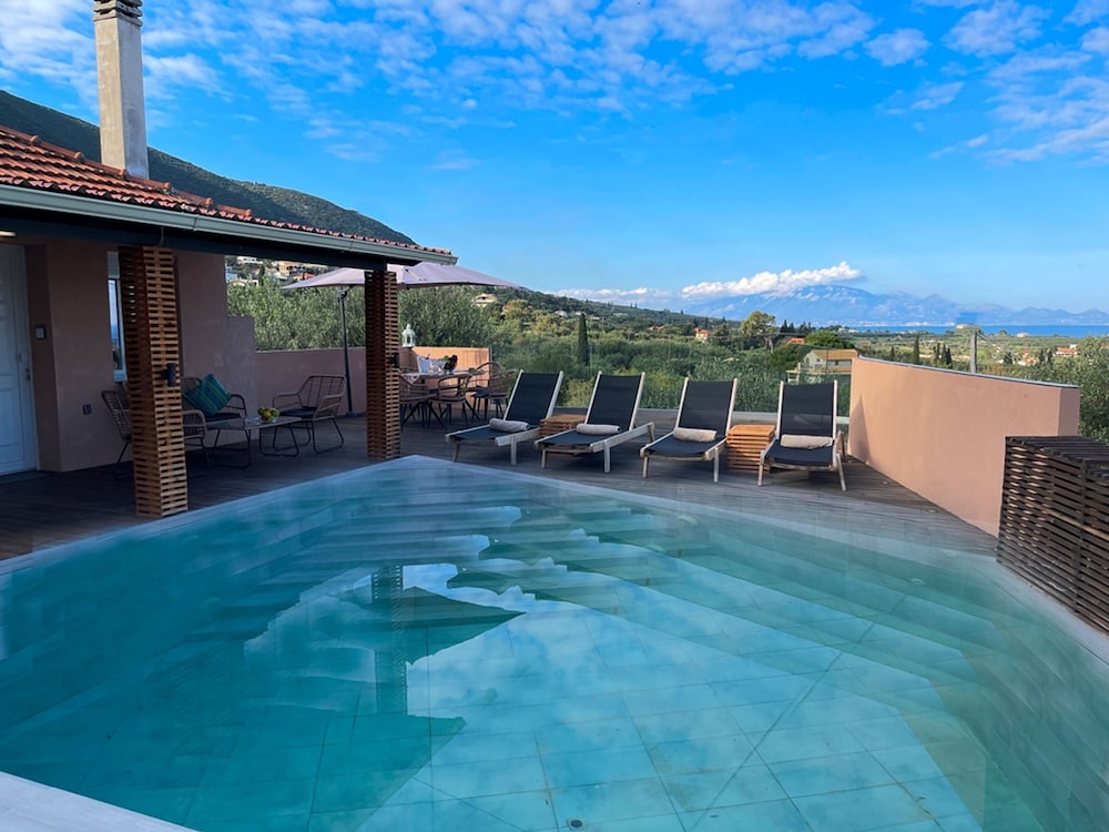 Villa De La Vita Alykes — 4-Star Luxury Hotel in Zakynthos, Greece