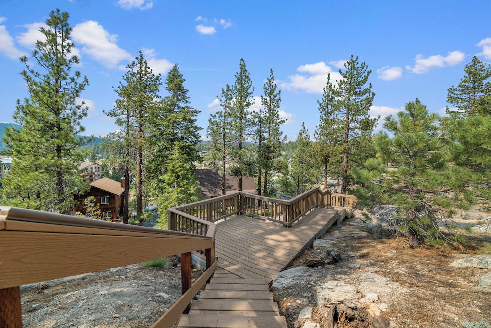 Boulder Bear - carbon neutral hotel in Big Bear Lake