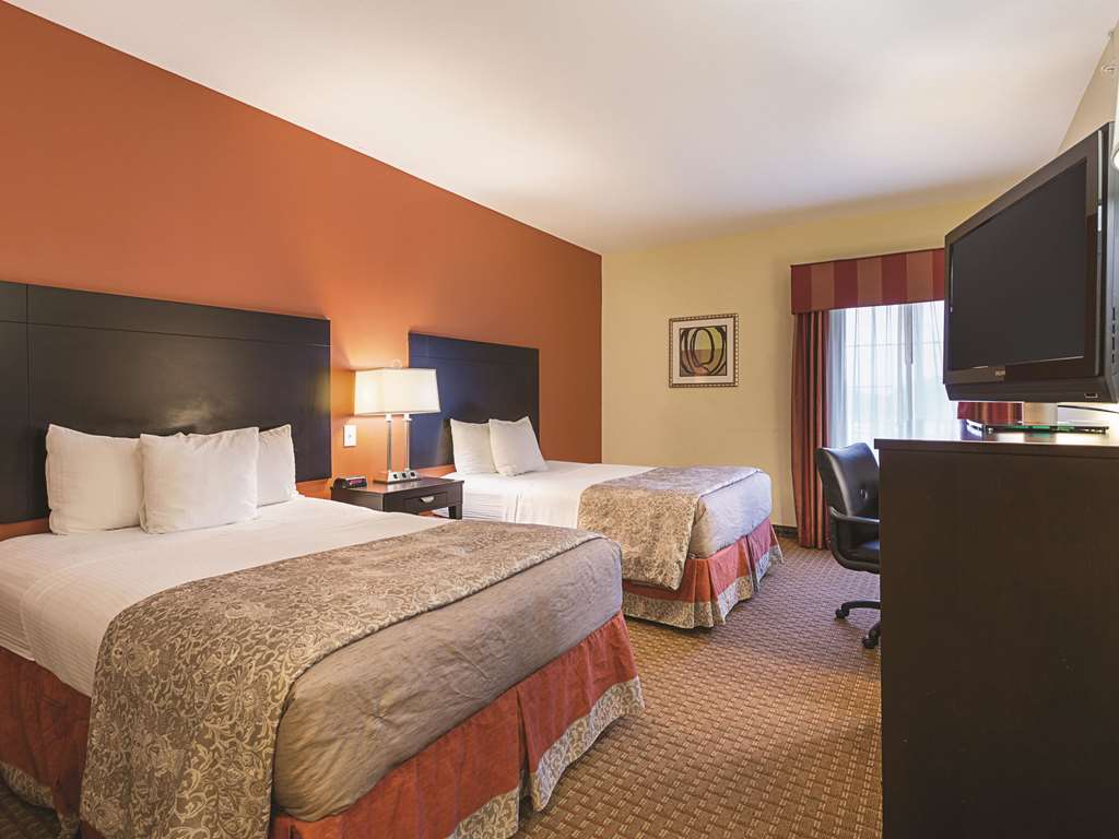 La Quinta Inn & Suites by Wyndham Houston East at Normandy - photo 17