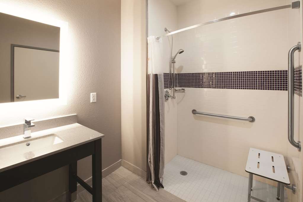 La Quinta Inn & Suites by Wyndham Kingsville - photo 12