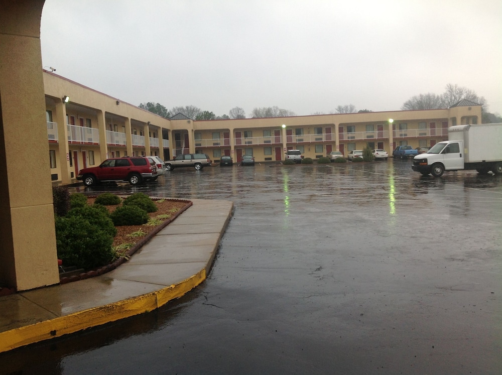 Colonial Inn & Suites Airport Graceland - photo 35