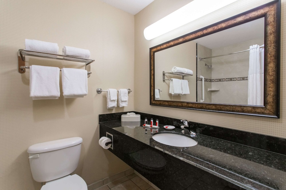Days Inn & Suites by Wyndham Fort Pierce I 95 - photo 10